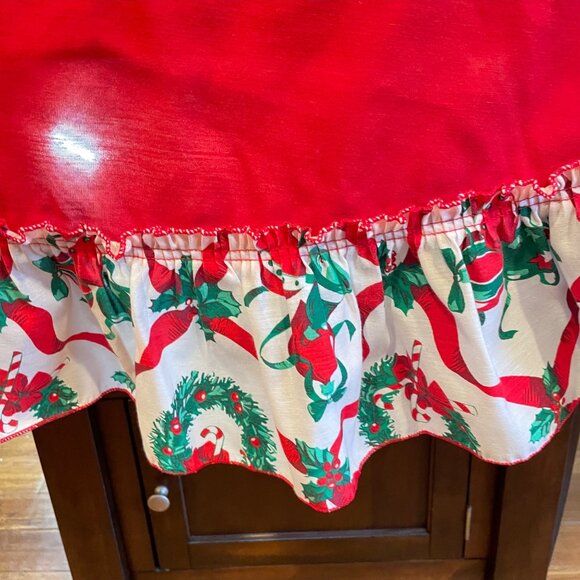 Vintage Red Roung Tablecloth with Christmas Wreath & Candy Cane Ruffle Trim - Picture 3 of 6